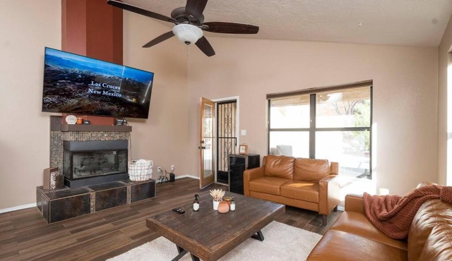 Charming desert oasis with pool!