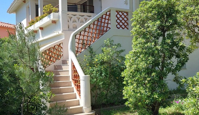 Charming detached villa 20m from the beach with large terrace and sea view