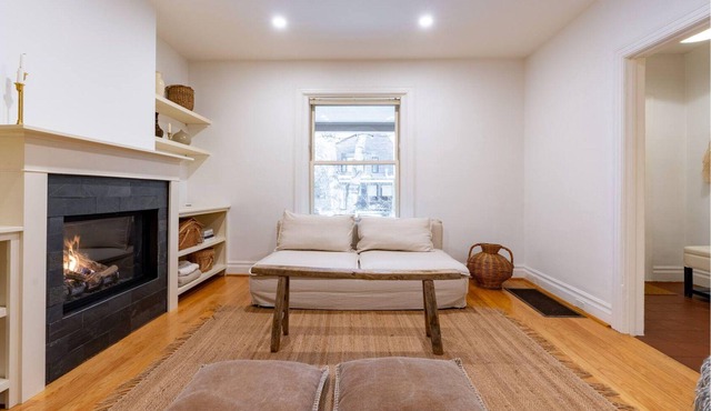 Charming Detached 3-bedroom house with Private Backyard minutes from the beach