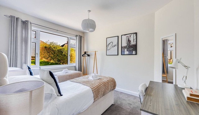 Charming Detached Bungalow Driveway Parking Garden Wifi Smart TV