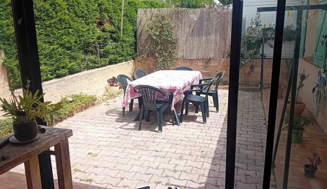 Charming detached house in Saint André, in a quiet location. Pets welcome!