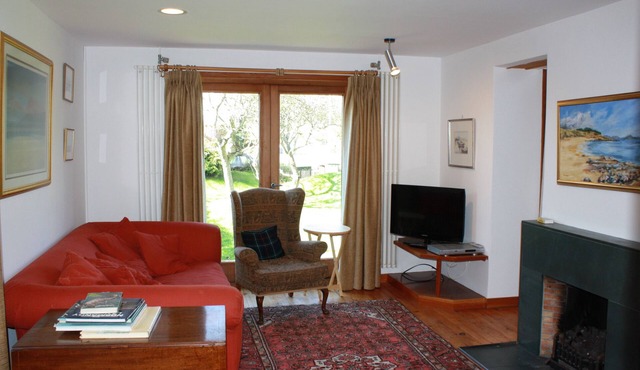 Charming detached holiday home on lovely Goose Green, in Gullane. Pet & child friendly. Sleeps 8.