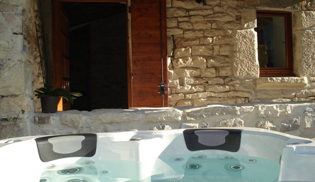 Charming detached house for 2 with private jacuzzi. Prestige & design.