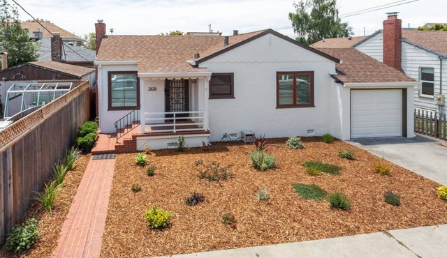 Charming Detached House w/parking/King bed/W&D - walk to the beach!