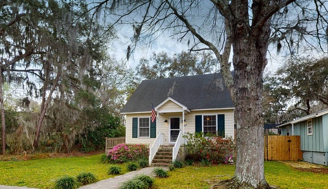 Charming dog-friendly home with deck, golf nearby, full kitchen, & washer/dryer