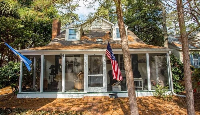 Charming Dog-Friendly Coastal Cottage: Steps to Beach, Boardwalk & Town!