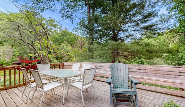 Charming Dog-Friendly home with Full Kitchen, A/C and Access to Community Amenit