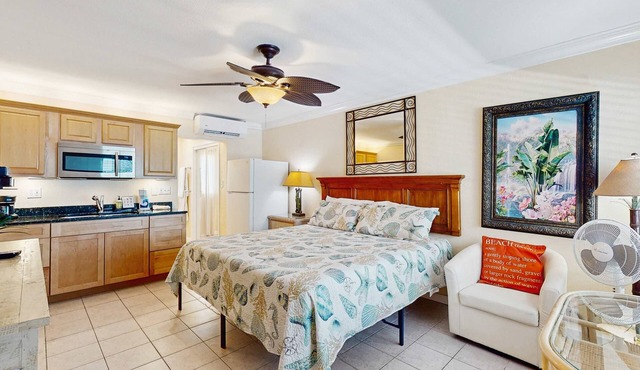 Charming dog friendly studio with WiFi shared washer dryer snowbirds OK