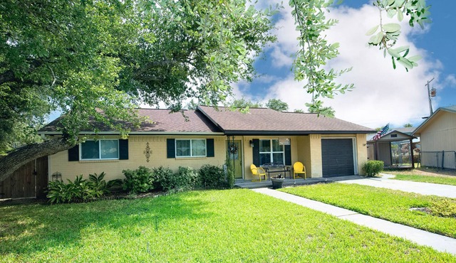 Charming, dog-friendly home with grill, patio, central AC & washer/dryer