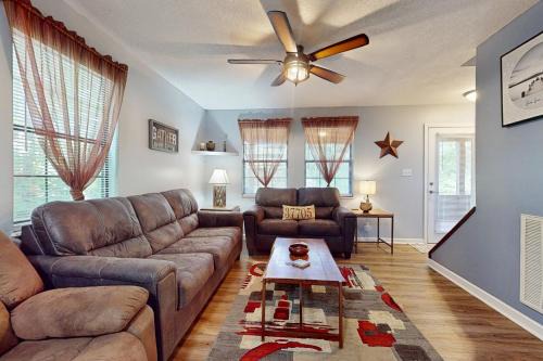 Charming Dog Friendly Home Sleeps 6 Deck Grill