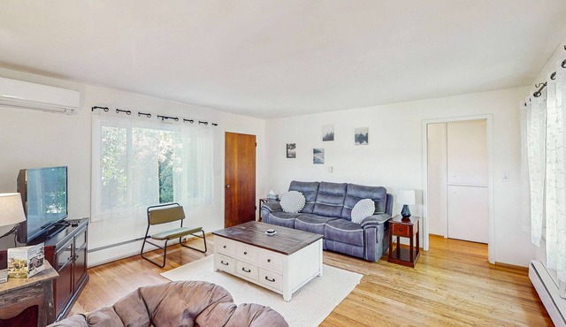 Charming dog-friendly house and separate studio with grill, WIFI, washer and dryer