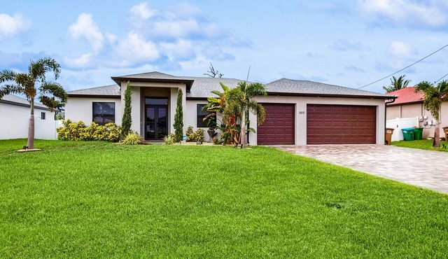 Charming dog-friendly home with pool, fireplace, fast WiFi, & washer/dryer