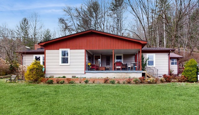 Charming Dog-Friendly Home with Full Kitchen, Wifi and Mountain Views