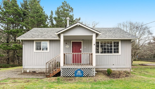 Charming, dog-friendly beach cabin w/ a full kitchen & great location!