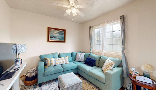 Charming, dog-friendly cottage withprivate gas grill, free WiFi, yard, and firepit