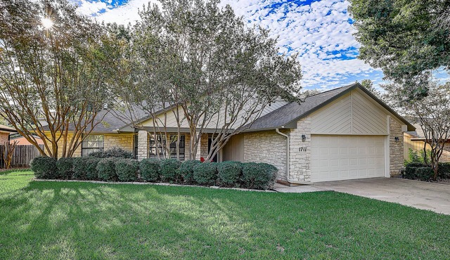 Charming, dog-friendly home with fireplace, patio, central AC, & washer/dryer