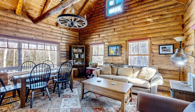 Charming, dog-friendly cabin with an exercise room near golf course