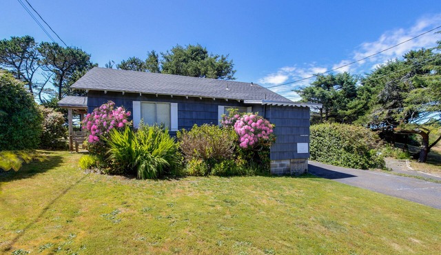 Charming, dog-friendly cabin with WiFi - steps from beach & two blocks from golf