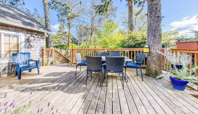 Charming Dog-Friendly Cottage with AC, Washer/Dryer, Gas Grill, Easy Beach Access