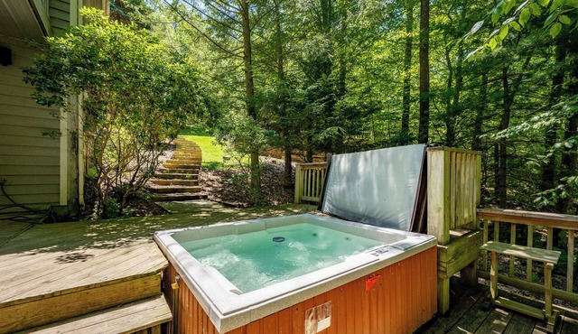 Charming Dog Friendly Cabin w/Hot Tub & Fire Pit