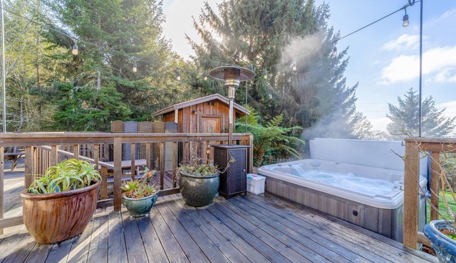 Charming dog-friendly home with fireplace, pool table & access to fitness room