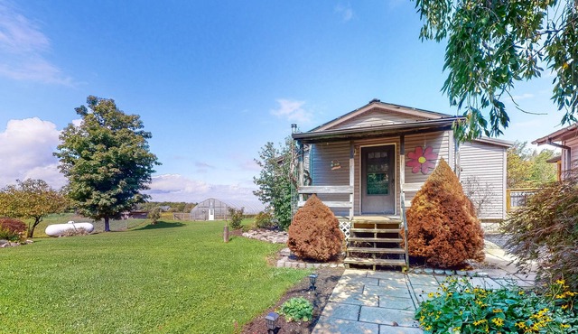 Charming dog-friendly home with firepit, kayaks, full kitchen, & washer/dryer