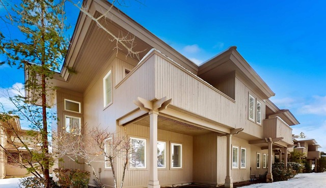 Charming dog-friendly retreat near skiing & golf with views & fireplace