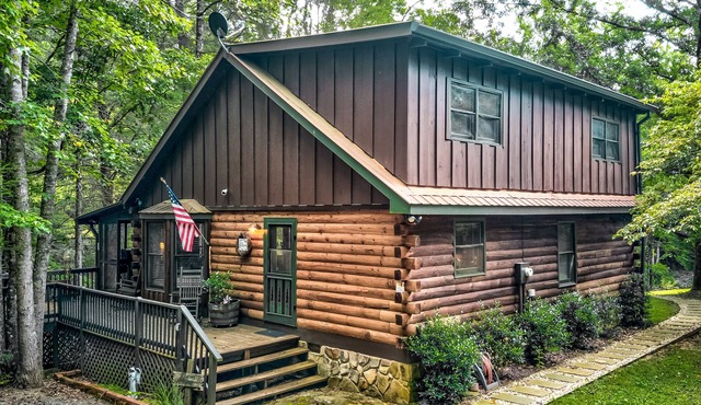 Charming dog-friendly riverfront cabin with hot tub, lovely deck, fireplace, W/D