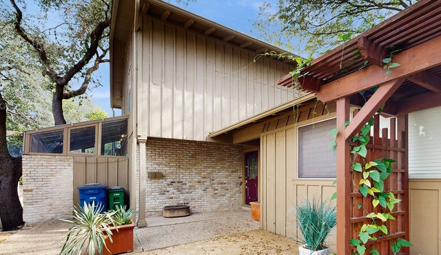 Charming, dog-friendly townhouse w/private gas grill, patio, & near downtown
