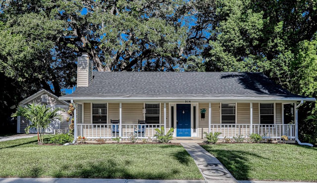 Charming dog-friendly home with enclosed yard, full kitchen & washer/dryer