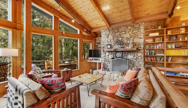 Charming, Dog-Friendly Two-Story Cabin Lodge with Deck - Great for Families