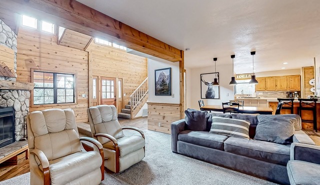 Charming dog-friendly home with covered deck, W/D, & mountain view