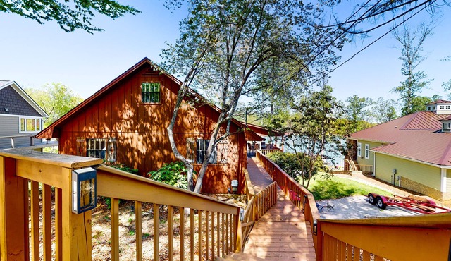 Charming dog-friendly lakefront home w/dock, firepit, huge deck
