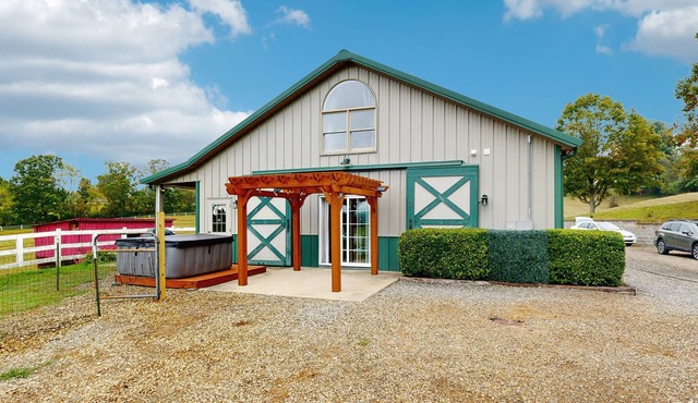 Charming Dog-friendly Home with Mountain Views, Full Kitchen & Hot tub