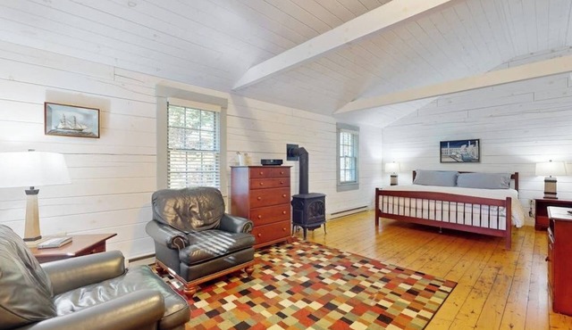 Charming dog-friendly studio cabin with firepit and near outdoor fun