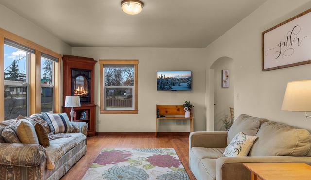 Charming Dog-Friendly Cottage with Private Garden & Fireplace