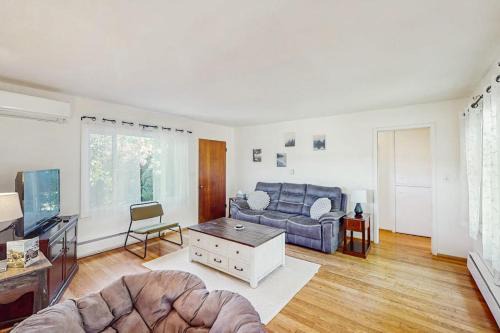 Charming dog-friendly house and separate studio with grill WIFI washer and dryer