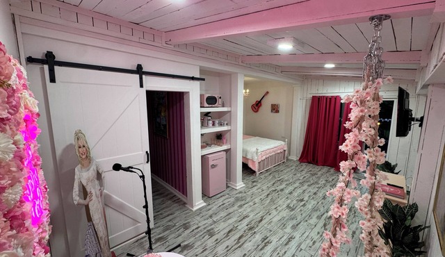 Charming Dolly Themed Studio on beautiful 40 Acres in Lebanon TN near Nashville