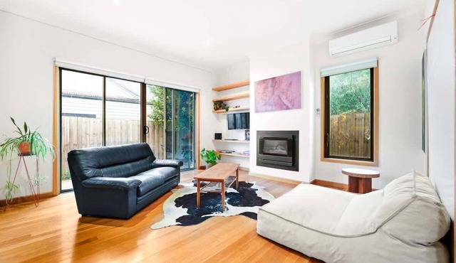 Charming Double Brick Brunswick Bungalow for 4