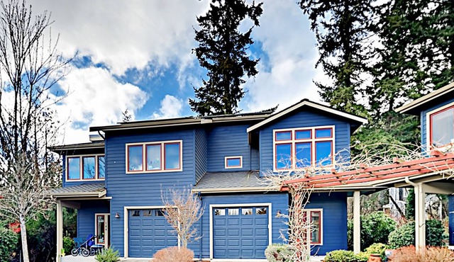 Charming downtown townhouse with fireplace & patio - walk to farmers' market