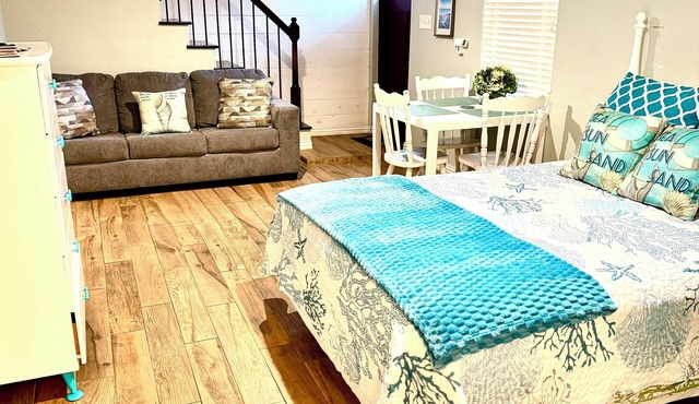 Charming downstairs unit Walking Distance to the Beach!