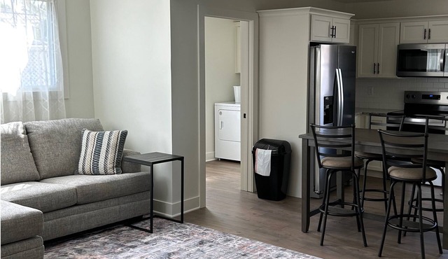 Charming Downtown 2 Bedroom Apartment