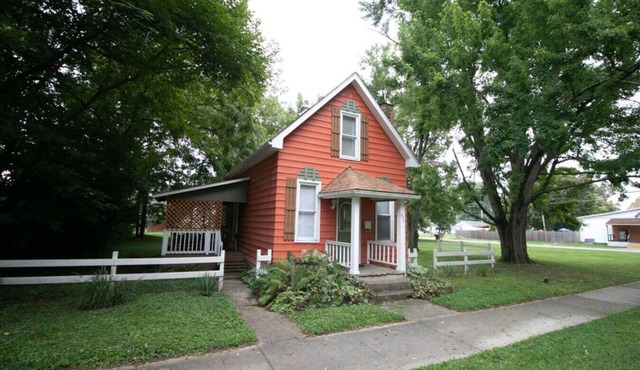 Charming Downtown 2 BR Cottage Walk to Honeywell, Dining & Shops