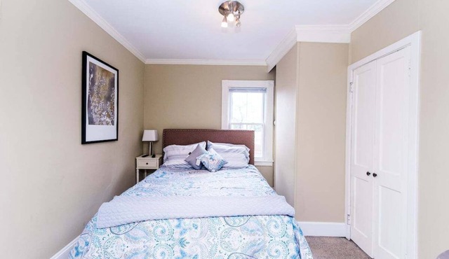 Charming Downtown 3rd Floor 1 Bedroom Apt