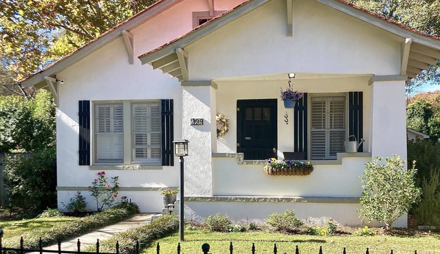 Charming downtown Aiken cottage close to restaurants and equestrian events!