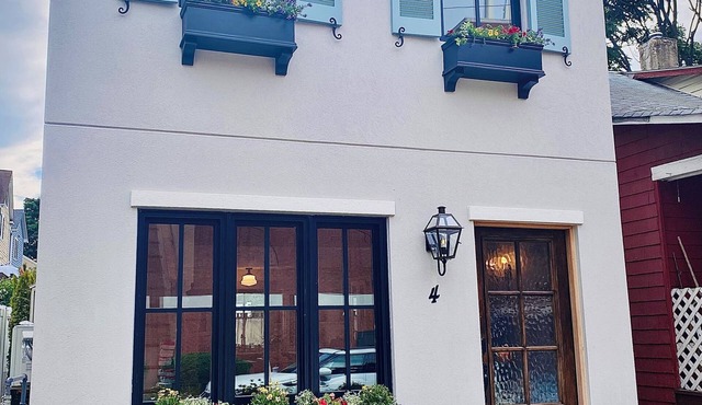 Charming Downtown Annapolis. Stroll to all the Historic District has to offer.