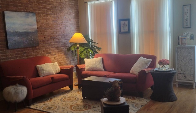 Charming Downtown Boutique loft- located in the Historic River District