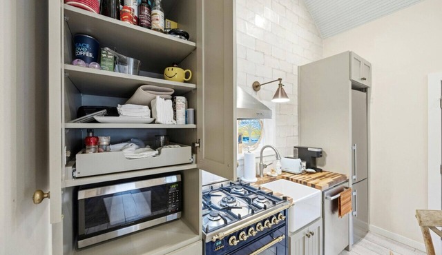 Charming Downtown Casita