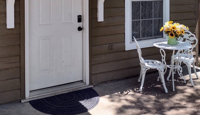 Charming Downtown Cottage near Hospital