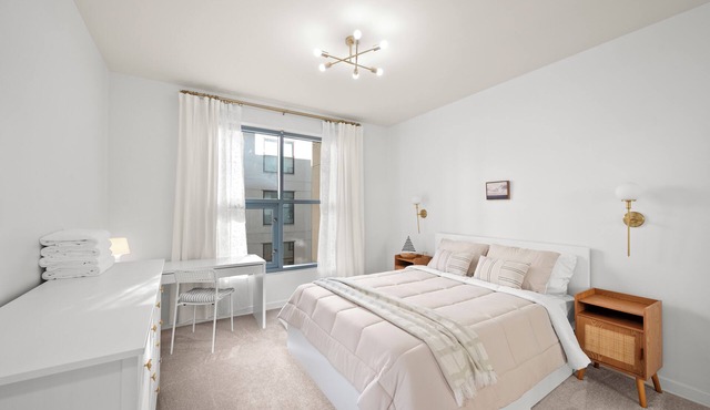 Charming Downtown Getaway W/Free Parking, Gym, & WiFi